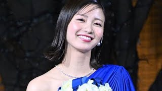 2023年 1. 🌊岡崎紗絵、宮古島で魅せた夏の美背中✨