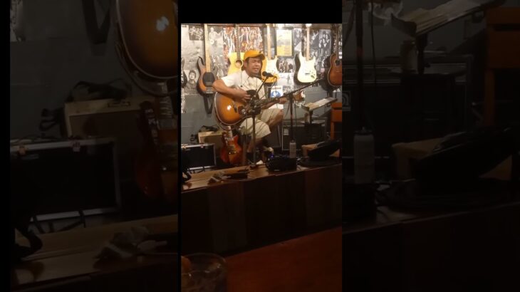 2023年 11月11日のゾロ目ライブの夜💋宮古島で熱唱するエミリーボーカル何故に独りで？ ベースの子は宇宙遊泳中とか？ 地下のロードハウス雅歌小屋(がかごや)では出演者募集中＼(^-^)／❗