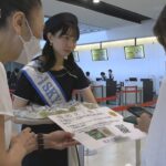 台湾観光客にメロンＰＲ　茨城空港で県産配布