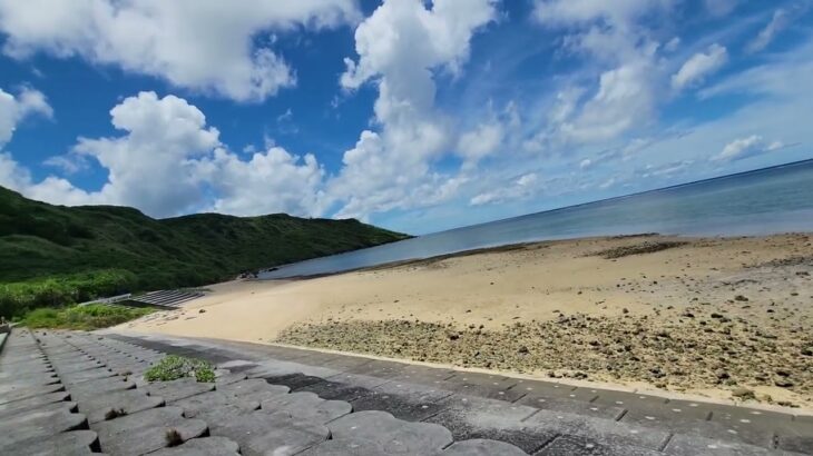 2023年 宮古島　浦底海岸　奥の山が雄大